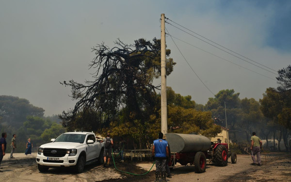 Δυναμώνει το πύρινο μέτωπο έξω από τα Βίλια - Ανεξέλεγκτη η φωτιά στην Κεφαλονιά