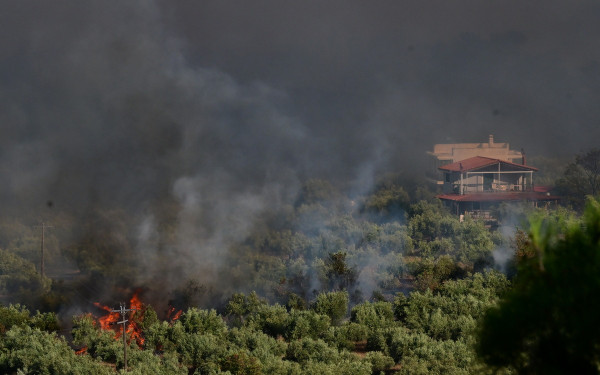 Πόρτο Γερμενό: Περίπου 100 σπίτια παραδόθηκαν στις φλόγες - Σε τρία μέτωπα η φωτιά