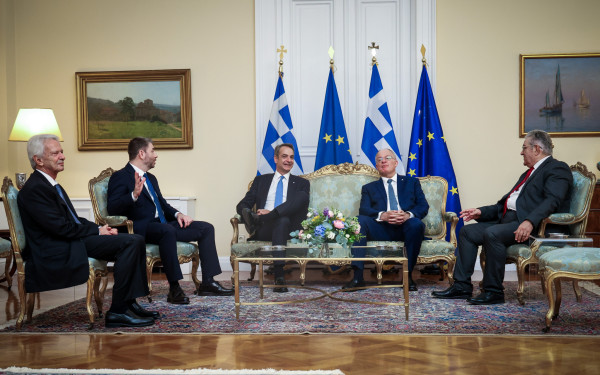 Λαμπρή δεξίωση στο Προεδρικό Μέγαρο για την 52η επέτειο αποκατάστασης της Δημοκρατίας (βίντεο)