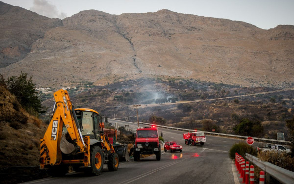 Ισχυροί άνεμοι δυσκολεύουν την κατάσβεση της πυρκαγιάς στο Ρέθυμνο - Δεν μπορούν να σηκωθούν εναέρια μέσα (βίντεο)