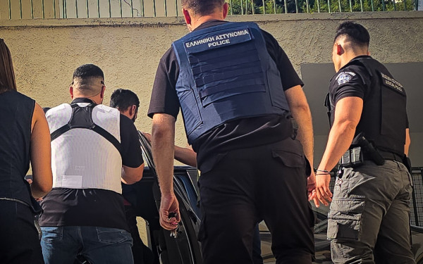 Σύρος: Ολοκληρώθηκε η αναπαράσταση του μαχαιρώματος της διασώστριας του ΕΚΑΒ – Επιβεβαιώνουν το ζευγάρι τα βίντεο