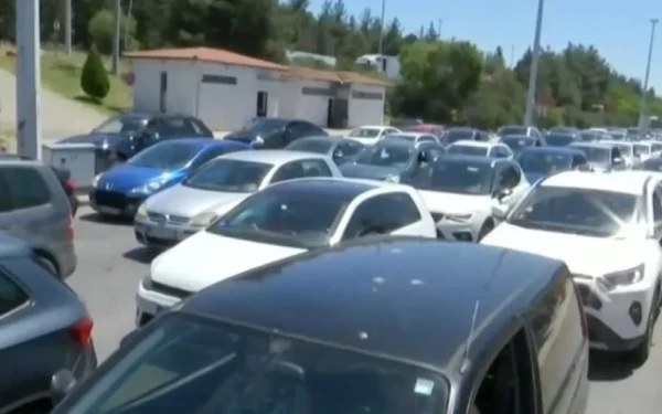Στο «κόκκινο» το τελωνείο των Ευζώνων: Ουρές χιλιομέτρων και αναστολή των βιομετρικών ελέγχων (βίντεο)