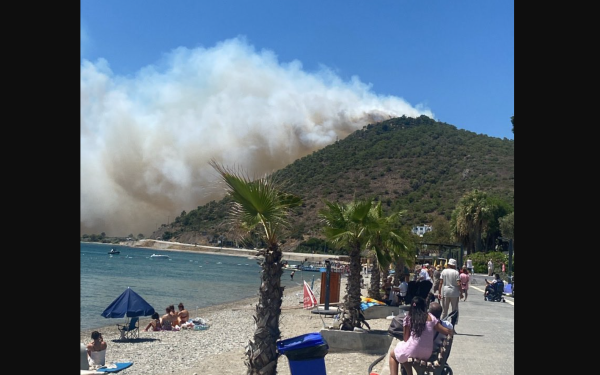Μυτιλήνη: Πυκνός καπνός από τη μεγάλη δασική πυρκαγιά στο όρος Κόζακ της Τουρκίας (βίντεο)