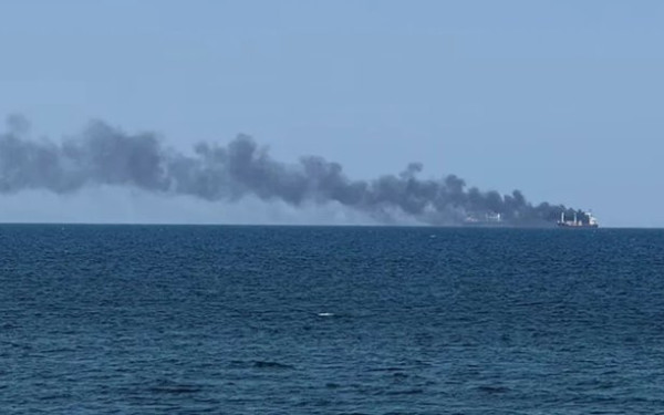 Κλιμάκωση στην Υεμένη: Βυθίστηκε ινδικό πλοίο μετά από επίθεση (βίντεο)