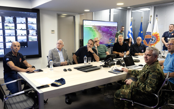 Κ. Τασούλας και Κυριάκος Μητσοτάκης στο Συντονιστικό Κέντρο Επιχειρήσεων και Διαχείρισης Κρίσεων της Πολιτικής Προστασίας