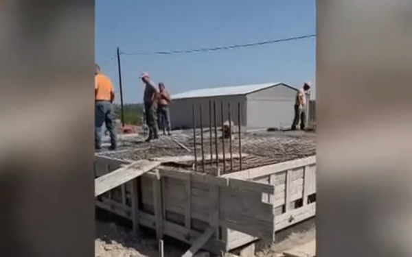 Σουφλί: Οι ντόπιοι χτίζουν σπίτι-δώρο σε νέα οικογένεια και παραδίνουν μαθήματα ανθρωπιάς (βίντεο)