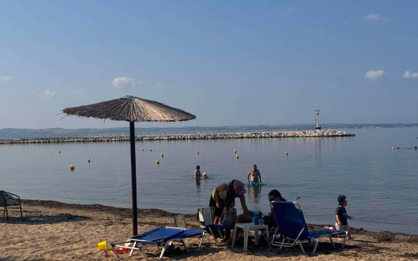 Θεσσαλονίκη: Γεμίζει λουόμενους η Πλαζ Αρετσούς - Κοντινή και οικονομική επιλογή για ντόπιους και επισκέπτες
