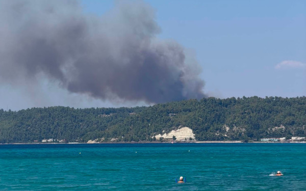 Μεγάλη φωτιά στη Χαλκιδική - Εκκενώνεται η Σίβηρη, στη «μάχη» και εναέρια  (βίντεο)