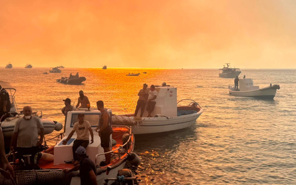 Χαλκιδική: Πάνω από 200 άτομα έχουν απεγκλωβιστεί μέσω θαλάσσης στη Σίβηρη - Δείτε βίντεο