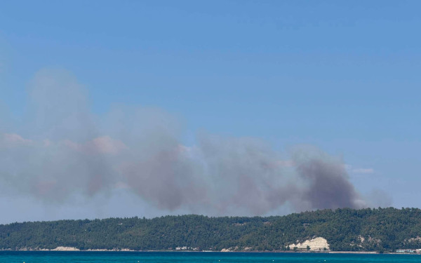 Μεγάλη φωτιά στη Σίβηρη Χαλκικής - Ήχησε 112, επιχειρούν 7 εναέρια