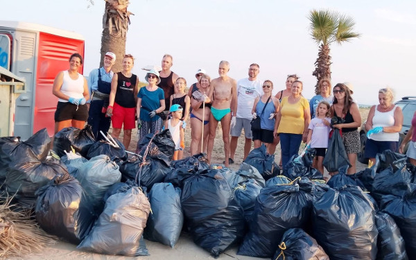 Χαλκιδική: Κάτοικοι καθάρισαν μόνοι τους την παραλία