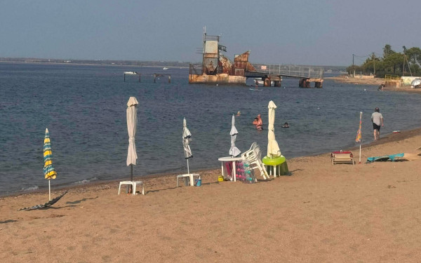 Χαλκιδική: «Μας πήραν τις ομπρέλες και βάλαμε άλλες»- «Ανακατάληψη» στην παραλίας Γερακινής μέσα σε λίγες ώρες (βίντεο)