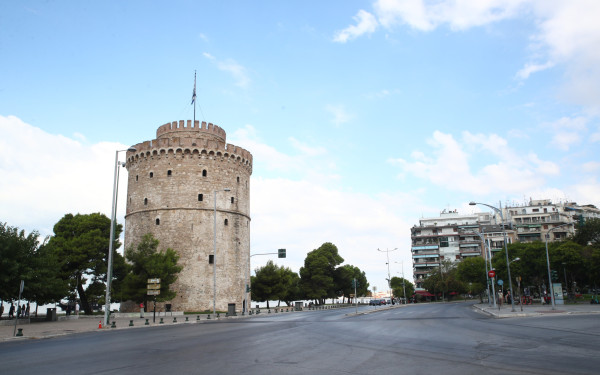 Θεσσαλονίκη:  Άδειασε η πόλη ανήμερα του Δεκαπενταύγουστου – Κατεβασμένα ρολά και κλειστά καταστήματα