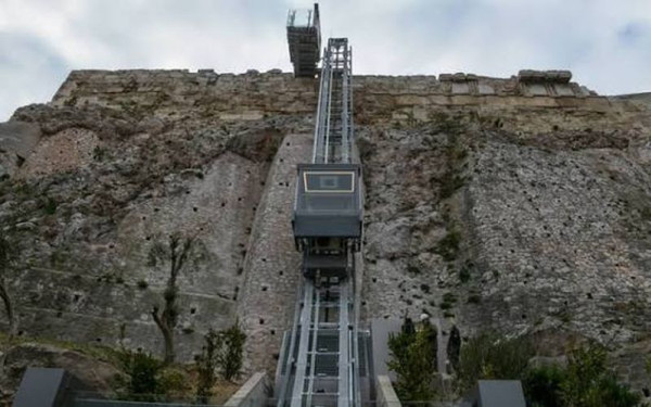 ΥΠΠΟ για ανελκυστήρα Ακρόπολης: «Η συντήρησή δεν αποτελεί ένδειξη αδυναμίας ούτε μπορεί να παρουσιάζεται ως “βλάβη”»