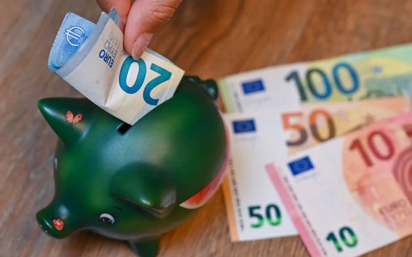 Σώζουν ό,τι μπορούν οι Ευρωπαίοι: Σπεύδουν σε αποταμίευση λόγω πληθωρισμού