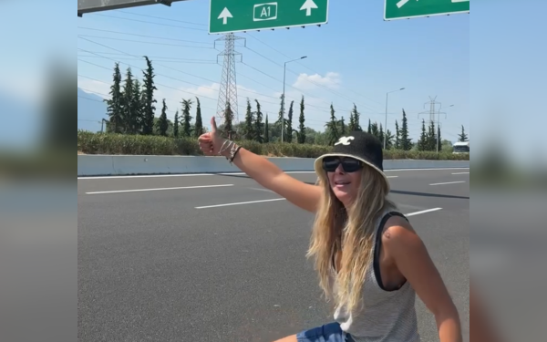 Η Μελίνα Ασλανίδου έκανε ωτοστόπ στην Εθνική Οδό (βίντεο)