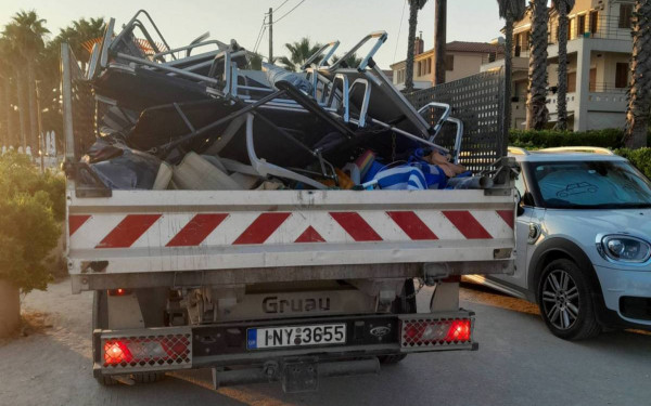 Δήμος Κασσάνδρας: Απομάκρυνε «φορτηγά» με ξαπλώστρες και ομπρέλες από Καλλιθέα και Πευκοχώρι
