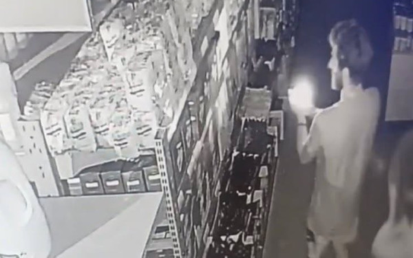 Θεσσαλονίκη: Διέρρηξαν τρία σούπερ μάρκετ - Μπήκαν με… αναμμένους αναπτήρες (βίντεο)