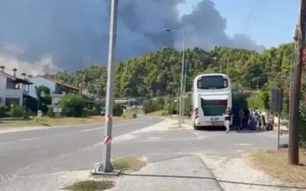 Χαλκιδική: Εκκενώθηκε ξενοδοχείο με παιδιά από την Ουκρανία λόγω της φωτιάς στη Φούρκα