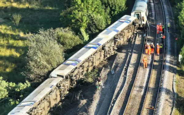 Συναγερμός στη Βρετανία: Εκτροχιάστηκε τρένο με 150 επιβάτες - Στο νοσοκομείο 20 άτομα μετά την ανατροπή βαγονιών (βίντεο)