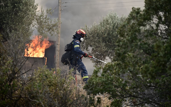Κουβαράς Αττικής: Βελτιωμένη η εικόνα της φωτιάς - Στο σημείο ο υπουργός Κλιματικής Κρίσης και Πολιτικής Προστασίας (βίντεο)