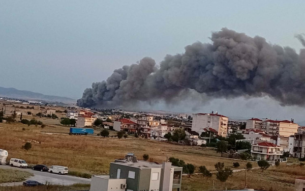 Λάρισα: Μεγάλη φωτιά ξέσπασε σε εργοστάσιο - Προειδοποιητικό 112 λόγω του καπνού