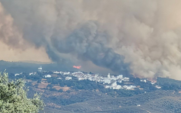 Ισπανία: Στις φλόγες η Ουέλβα - Απομακρύνθηκαν 800 κάτοικοι από χωριά