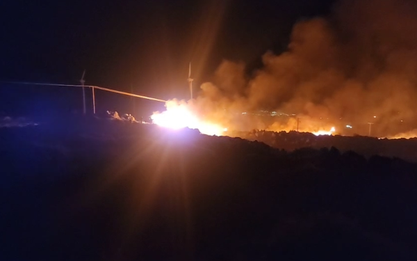 Κρήτη: Φωτιά στη Σητεία κοντά σε πάρκο με ανεμογεννήτριες - Δυσχεραίνουν την κατάσβεση οι ισχυροί άνεμοι (βίντεο)