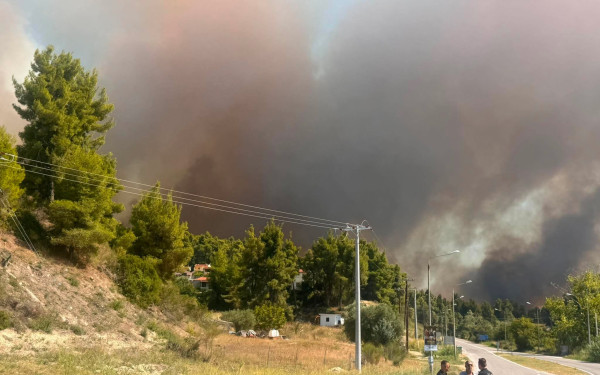 Μεγάλη φωτιά στη Χαλκιδική - Εκκενώνεται η Σίβηρη, στη «μάχη» και εναέρια  (βίντεο)