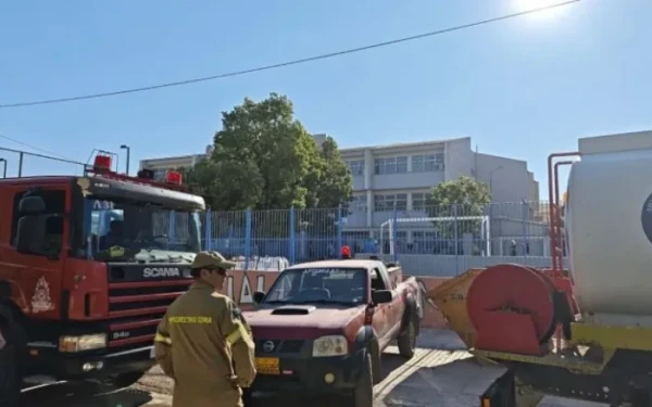 Αττική: Φωτιά στη στέγη σχολείου στην Αρτέμιδα