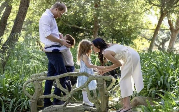 «Megxit» τέλος; Χάρι και Μέγκαν ετοιμάζουν επιστροφή στη Βρετανία με τα παιδιά τους