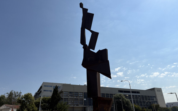 Τα viral της Θεσσαλονίκης: Το γλυπτό των 17 μέτρων που κάποτε οι Θεσσαλονικείς αποκαλούσαν «σκουριά» (βίντεο)