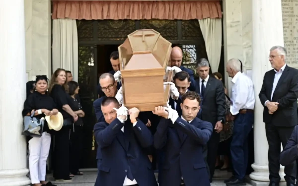 Το τελευταίο αντίο στον Στέφανο Μάνο - Ποιοι δίνουν το παρών (βίντεο)
