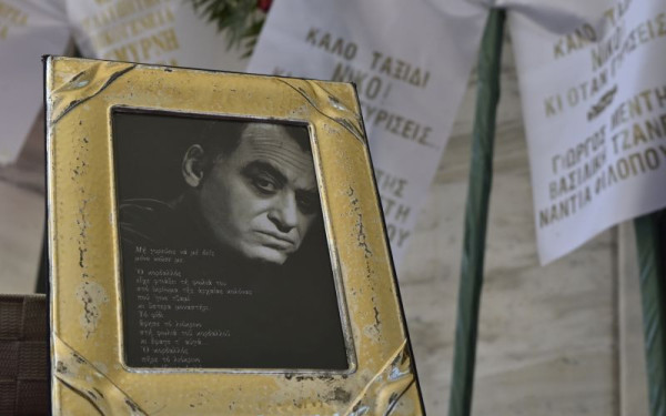 Ο καλλιτεχνικός κόσμος αποχαιρετά τον Νίκο Καλογερόπουλο: Στο Α’ Νεκροταφείο Αθηνών συγγενείς και φίλοι