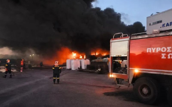 Λάρισα: Υπό ύφεση η μεγάλη πυρκαγιά σε εργοστάσιο πλαστικών - Σε επιφυλακή η Πυροσβεστική για αναζωπυρώσεις