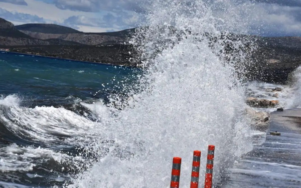 Μετ’ εμποδίων η έξοδος του Δεκαπενταύγουστου: Προβλήματα και απαγορευτικά στα λιμάνια λόγω θυελλωδών ανέμων