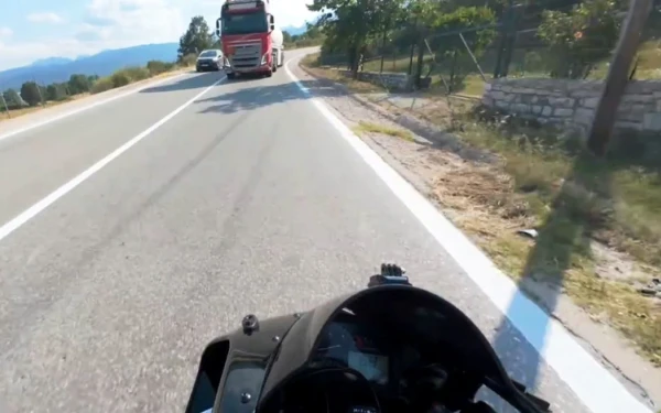 Ταυτοποιήθηκε ο οδηγός του βυτιοφόρου που έκανε επικίνδυνη προσπέραση σε τυφλό σημείο στη Λίμνη Πλαστήρα