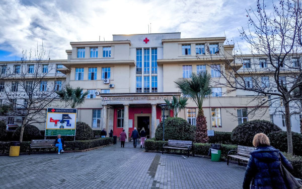 «Ερυθρός Σταυρός»: Ασθενής σηκώθηκε από το φορείο, άρπαξε από τα μαλλιά μια νοσοκόμα και την χτύπησε με μπουνιές