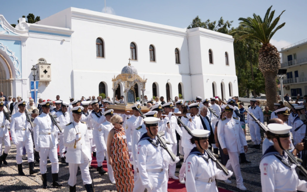 Τήνος: Με λαμπρότητα η λιτάνευση της εικόνας της Παναγίας – Χιλιάδες προσκυνητές στη Μεγαλόχαρη
