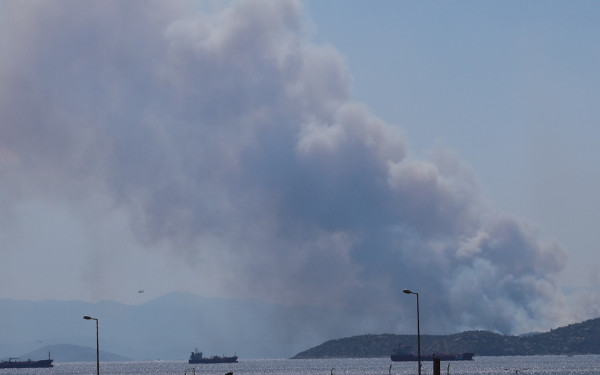 Δύο τα πύρινα μέτωπα  στη Σαλαμίνα- Απανωτά μηνύματα από το 112