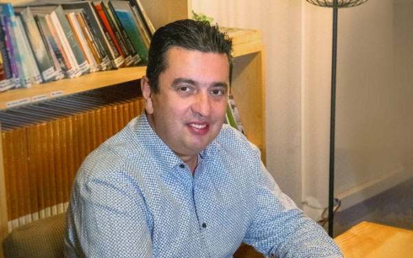 Πώς ο Γιώργος Ρόβας μετατρέπει τις ιστορίες σε μαθήματα ζωής