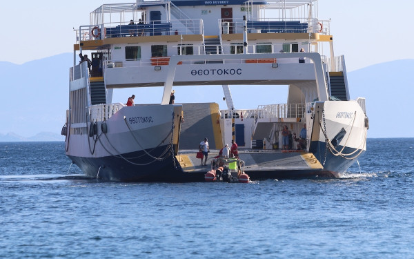 Σαλαμίνα: Συνεχίζεται η μεγάλη επιχείρηση απομάκρυνσης πολιτών, λόγω των πυρκαγιών