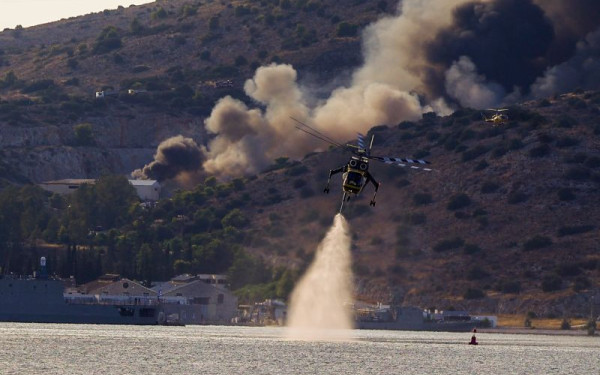 Φωτιά στη Σαλαμίνα: Υπό έλεγχο το μέτωπο στο Ελληνικό