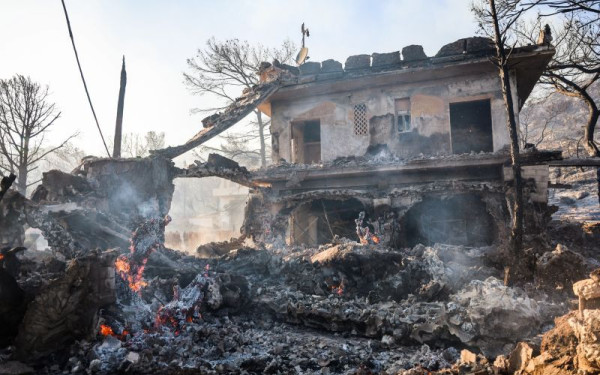 Σαλαμίνα, η επόμενη μέρα: Δύο νεκροί, 9 εγκαυματίες και μάχη με τις αναζωπυρώσεις στα Περιστέρια (βίντεο)