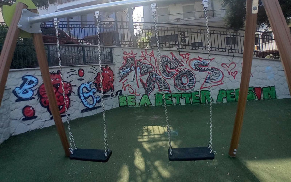 Θεσσαλονίκη: Με συνθήματα και μουτζούρες βανδαλίστηκε η παιδική χαρά Τερψιθέας - Είχε παραδοθεί την περασμένη Παρασκευή