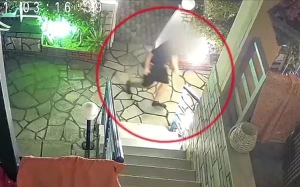Χαλκιδική: Άγνωστος έκλεψε μαγιό από την απλώστρα - Η γυναίκα ζητά από τον κλέφτη να της το επιστρέψει (βίντεο)