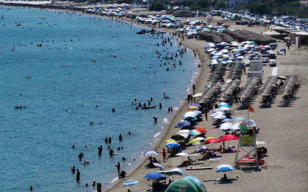 Χαλκιδική: Γεμάτες οι παραλίες για τις τελευταίες βουτιές - Ξεκίνησε η επιστροφή των εκδρομέων