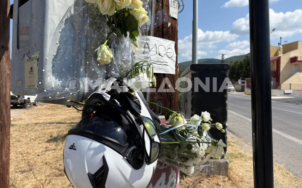 Θεσσαλονίκη: Ένα κράνος, λουλούδια και κεριά για τον 20χρονο Γιάννη που έφυγε στην άσφαλτο στον Χορτιάτη