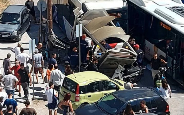 Θεσσαλονίκη: Αστικό λεωφορείο έπεσε σε στάση - Τέσσερις τραυματίες