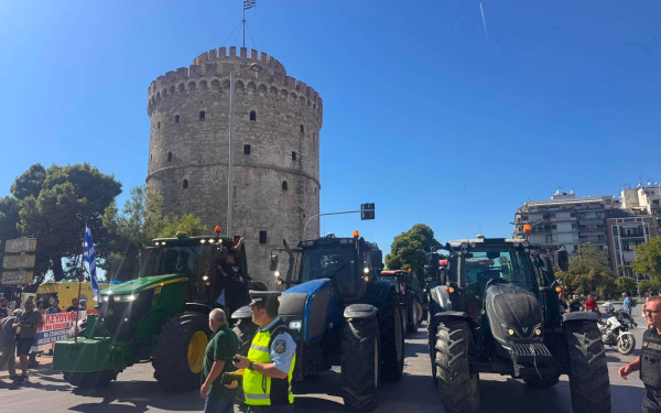 Θεσσαλονίκη: Πανδαιμόνιο στον Λευκό Πύργο- Δεκάδες αγρότες με τρακτέρ και λεωφορεία κατέκλυσαν το κέντρο